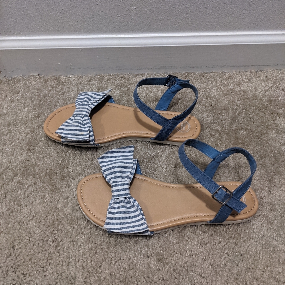 Wonder Nation 6 blue and white bow sandals